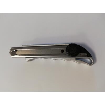 nožík olamovací kovový s kolieskom 18 mm